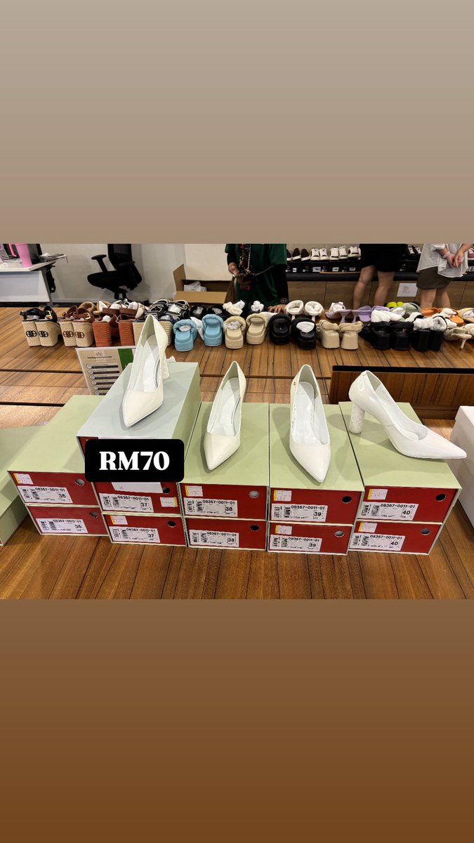 Fxzyn_'s tweet photo. koraaaaaaang siapa yang nak kahwin cari white heels tu cepat grab this pretty heels from bonia!! for corporate girlies pun sesuai! cheap cheappppp RM70 onlyyyy (NP: RM499) tak dapat korang kat tempat lain! #bonia #psbonia https://t.co/sNShUG0VTp