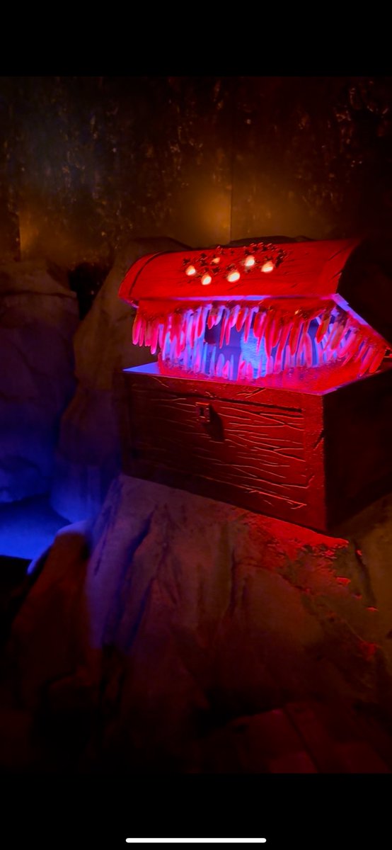 ⚔️ #AD An absolutely unforgettable experience! A big thank you to @dndimmersive (Instagram) for the invite to check out <a href="/Wizards_DnD/">Dungeons & Dragons</a>’s new Dungeons &amp; Dragons: The Immersive Quest! We had an incredible time! 🖤

#sneakpeek #dnd #DungeonsAndDragons #ThelmmersiveQuest