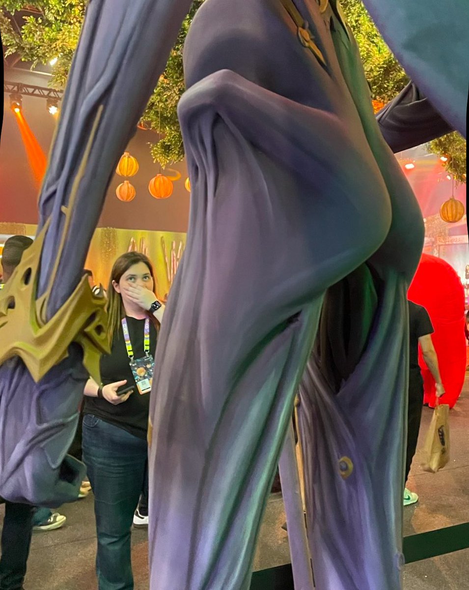 scallopii's tweet photo. THIS PERSON THE BACKGROUND IN AWE OF VIKTOR FULL FRONTAL .... https://t.co/S3RIa0Myn0