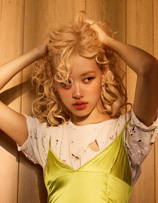 sboficial's tweet photo. Golden voice da Coreia, ROSÉ acaba de lançar rosie, seu primeiro álbum solo. 

Ouça em: https://t.co/7pr8Pa6E75

#rosiebyROSÉ #ROSÉ_rosie #rosesarerosie