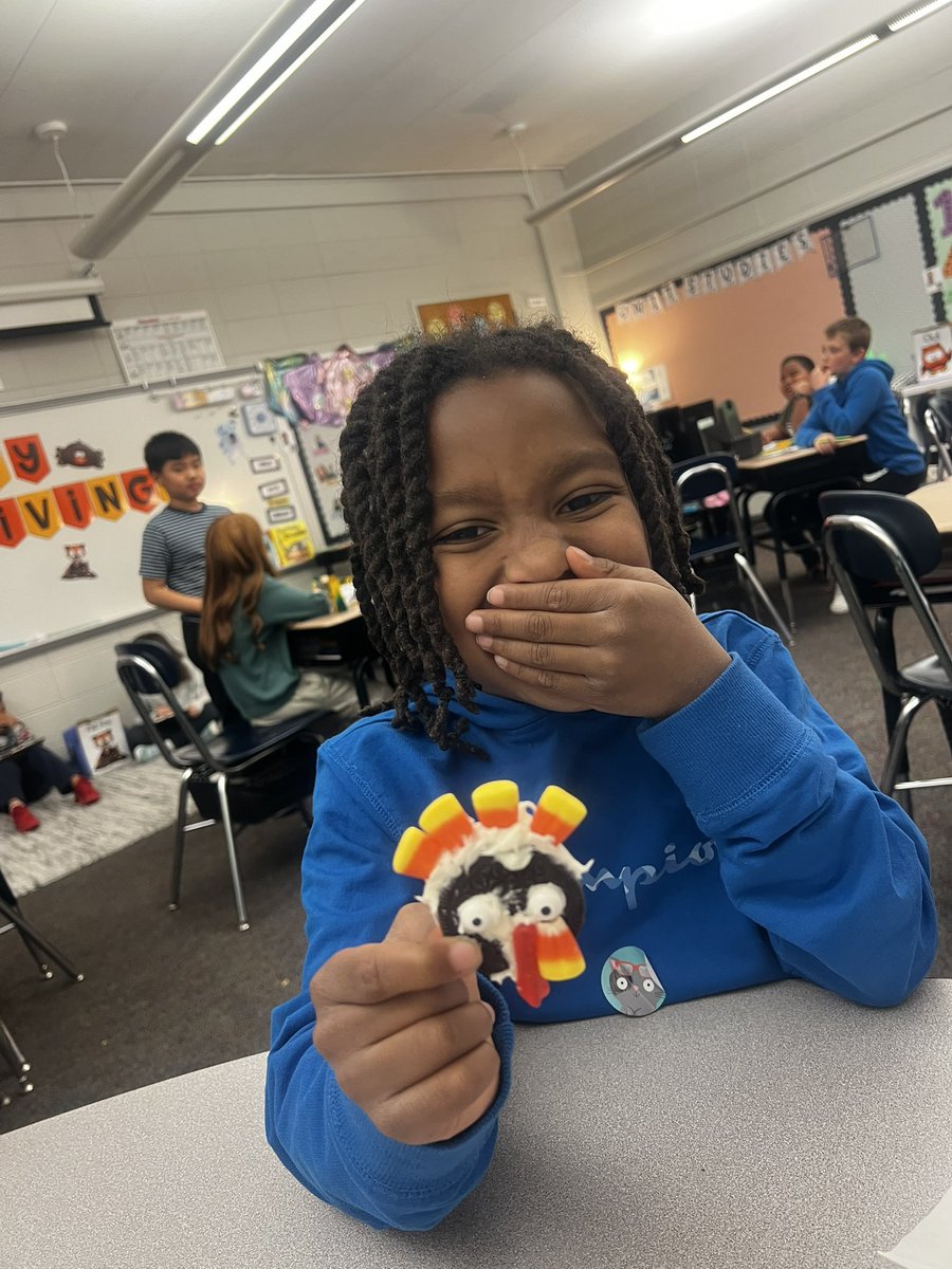 Roh3rdgrade's tweet photo. Balloons over Broadway and  Turkey treat fun! #thankfull 🦃 @sandoztigers @MPSElemEd @MillardPS https://t.co/ADROs0FyrH