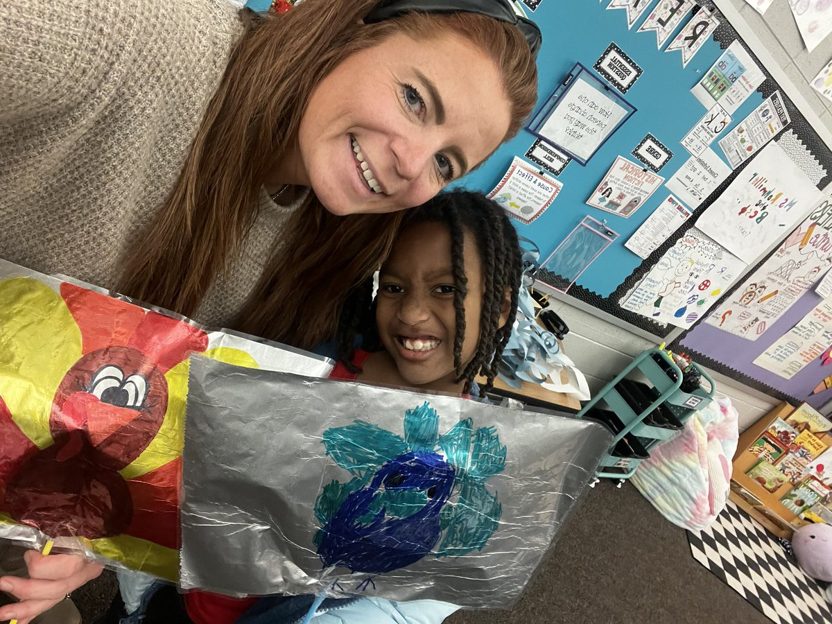 Roh3rdgrade's tweet photo. Balloons over Broadway and  Turkey treat fun! #thankfull 🦃 @sandoztigers @MPSElemEd @MillardPS https://t.co/ADROs0FyrH