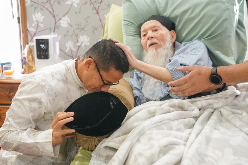 sandiuno's tweet photo. Inna lillahi wa inna ilaihi raji’un.
Telah berpulang ke rahmatullah, seorang Ulama dan Syekh Sufi Lebanon-Amerika terkemuka, yang telah menyebarkan ajaran Sufi dalam lingkup persaudaraan antar umat manusia, Syekh Muhammad Hisham Kabbani, yang tutup usia di usia ke 79 tahun. 

Saya teringat pertemuan terakhir saya dengan beliau sekitar satu tahun yang lalu, ketika saya berada di Amerika, tepat sebelum pernikahan anak pertama saya.

Kami kehilangan sosok panutan yang telah mengabdikan hidupnya untuk menyebarkan cinta dan kedamaian kepada umat di seluruh dunia. Semoga Allah SWT menerima seluruh amal ibadah beliau dan menempatkan beliau di tempat terbaik, di sisi Allah SWT. Allahumma ighfir lahu, warhamhu, wa ‘aafihi, wa’fu ‘anhu…