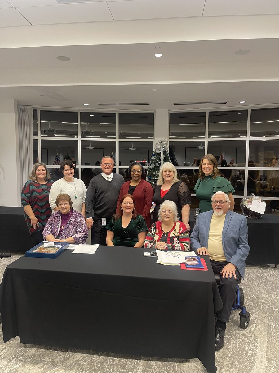 Ringing in the Holiday Spirit 🎄 with the PDK Holiday Auction! 🙌🏼 Fantastic turn out, baskets for all to bid, and tons of laughter! All to support our Seniors and promoting Future Educators 👩🏽‍🏫 Thank you all for a great night!