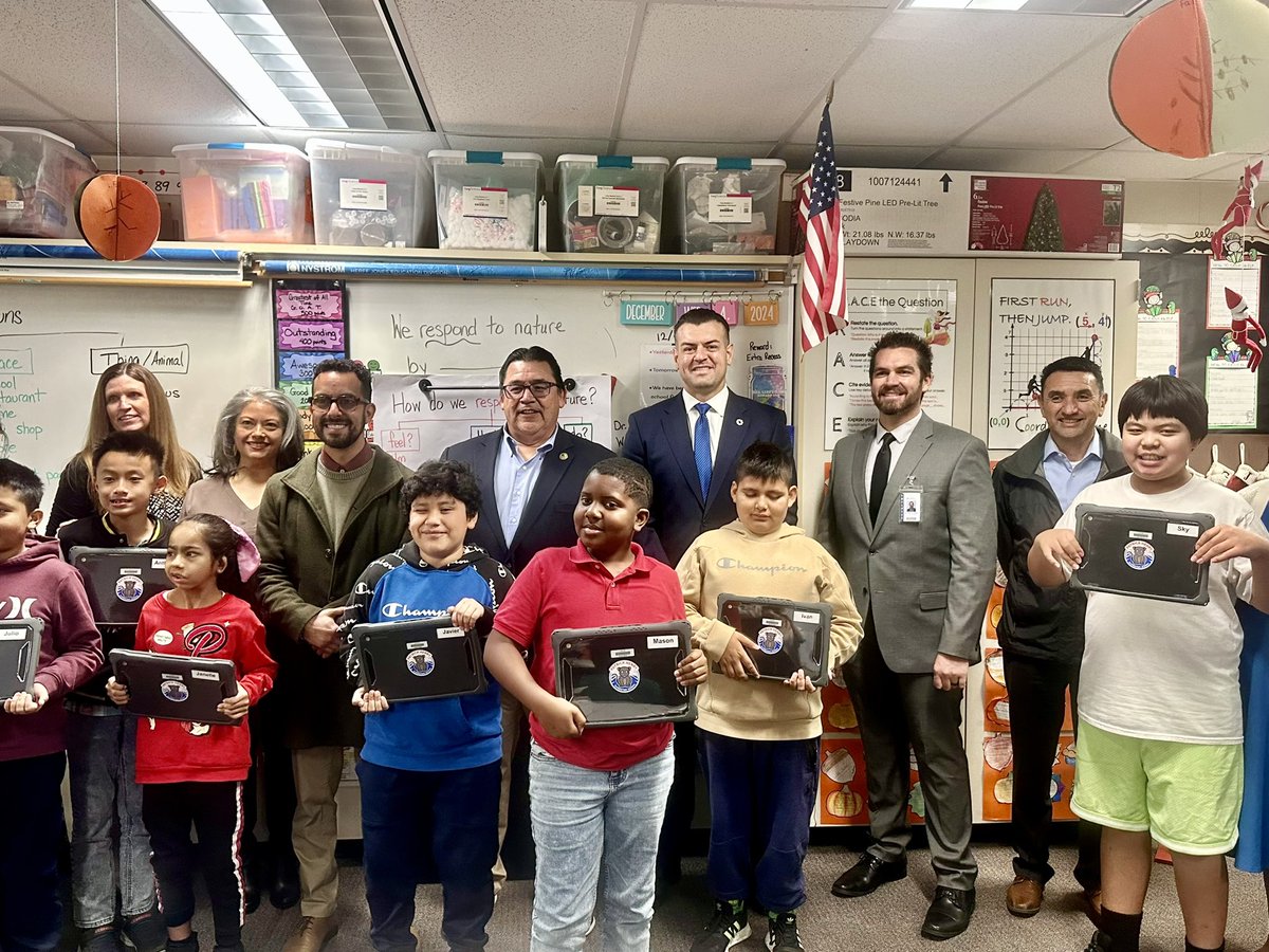 AsmValencia's tweet photo. 💻 So excited to see Patrick Henry Elementary School receive an education grant of $5,000 from the Barona Band of Mission Indians! I joined Chairman Raymond Welch to present the check and see firsthand how our students will be utilizing the Chromebooks for their studies. https://t.co/AWnzwb0LmT