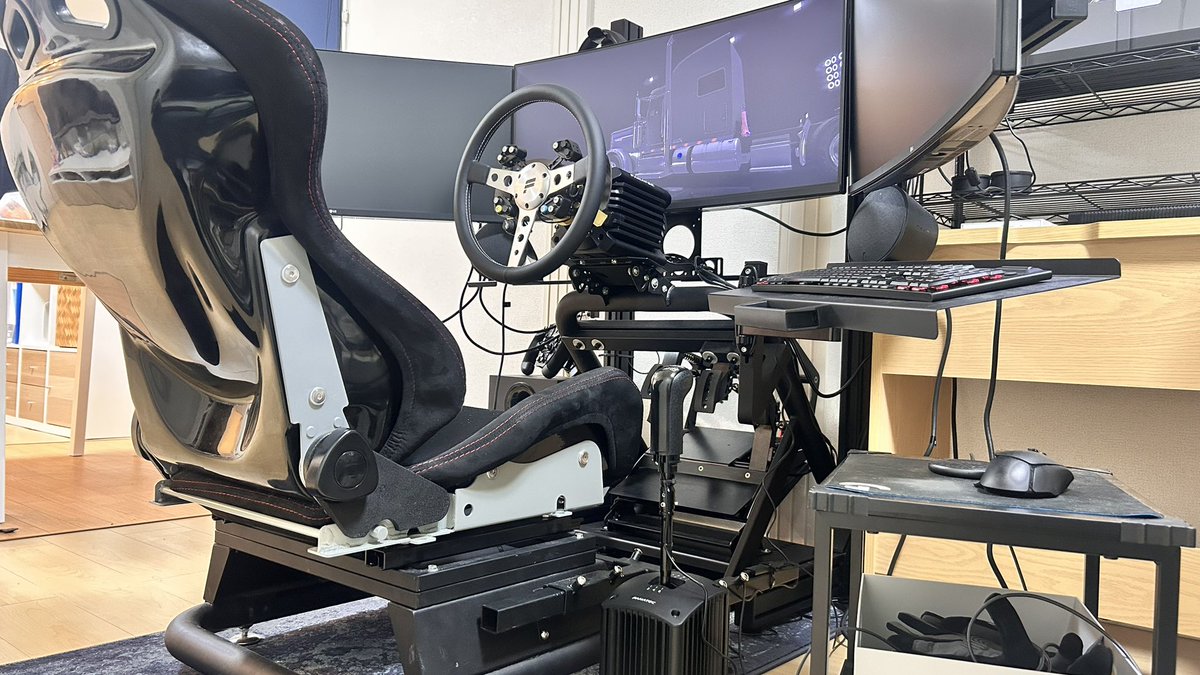 SimTruckerFM's tweet image. コックピット環境アップデート完了

【FANATEC】
•ClubSport DD+
•ClubSport Pedal V3 inverted 
•ClubSport Universal hub V2
•ClubSport F1 2021
•ClubSport Shifter SQ V1.5

【コックピット】
•STRASSE GTM-B03

【モニタースタンド】
•TrackRacer TR80

#FANATEC 
#STRASSE