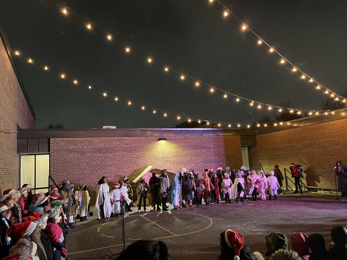 MsDuarteTeaches's tweet photo. Wonderful living nativity tonight! 🎄❄️ @CNEWM_DPCDSB https://t.co/ZV3O1por7A