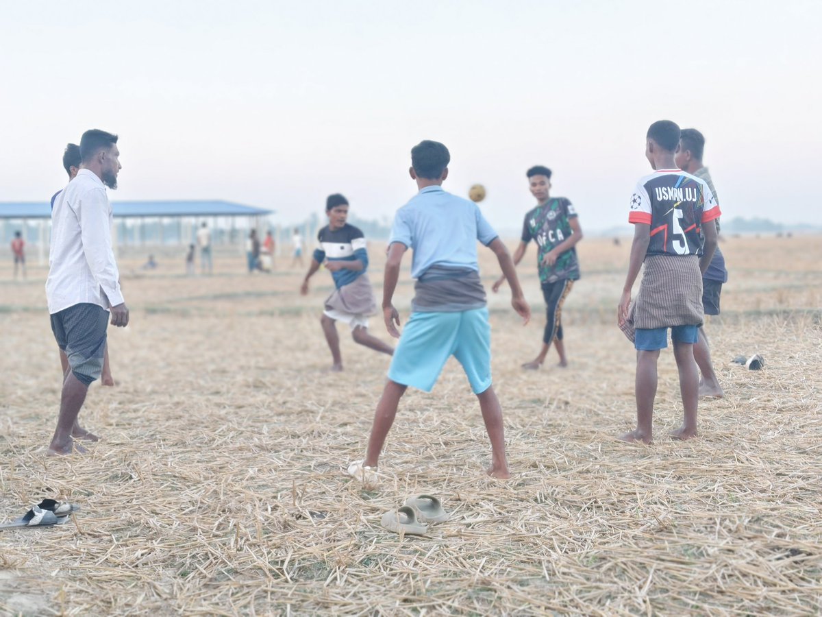 mdhossain5101's tweet photo. Rohingya youths are playing chilone, also known as caneball, as a traditional game in Myanmar.
#documentary #documentaryphotography #streetphotography #Chilone https://t.co/fkq4UEKUFL