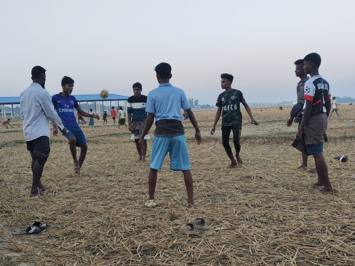 mdhossain5101's tweet photo. Rohingya youths are playing chilone, also known as caneball, as a traditional game in Myanmar.
#documentary #documentaryphotography #streetphotography #Chilone https://t.co/fkq4UEKUFL