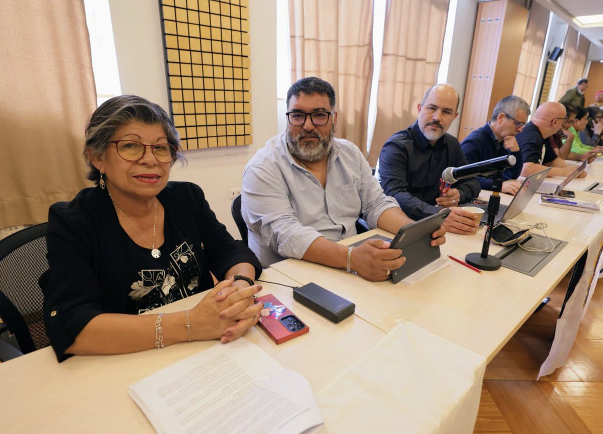 ConfusamChile's tweet photo. Casi medianoche y sigue negociación #MesaSectorPublico. Presidenta y vicepresidente de #ConfusamChile presentes hasta total despacho del acuerdo. https://t.co/Xld26WLefa