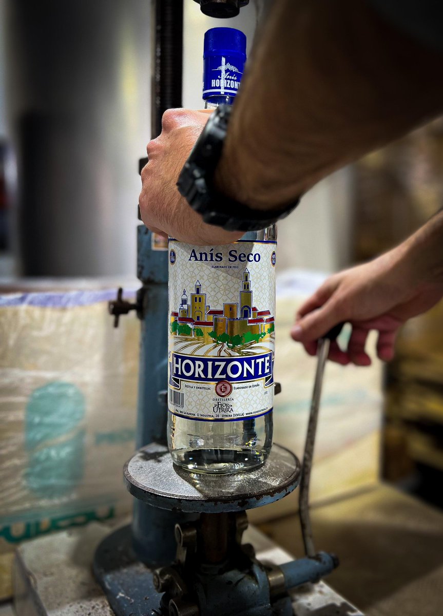 FlordeUtrera's tweet image. En 1960, A. Espinar creó La Flor De Utrera. 
Recuperando en 1960 una destilería que ya existía en Utrera desde mediados del S.XIX. que distribuía sus anises y ginebras con la marca HORIZONTE. 
Y aún sigue siendo una marca de nuestra destilería.

#horizonte #Utrera #anis