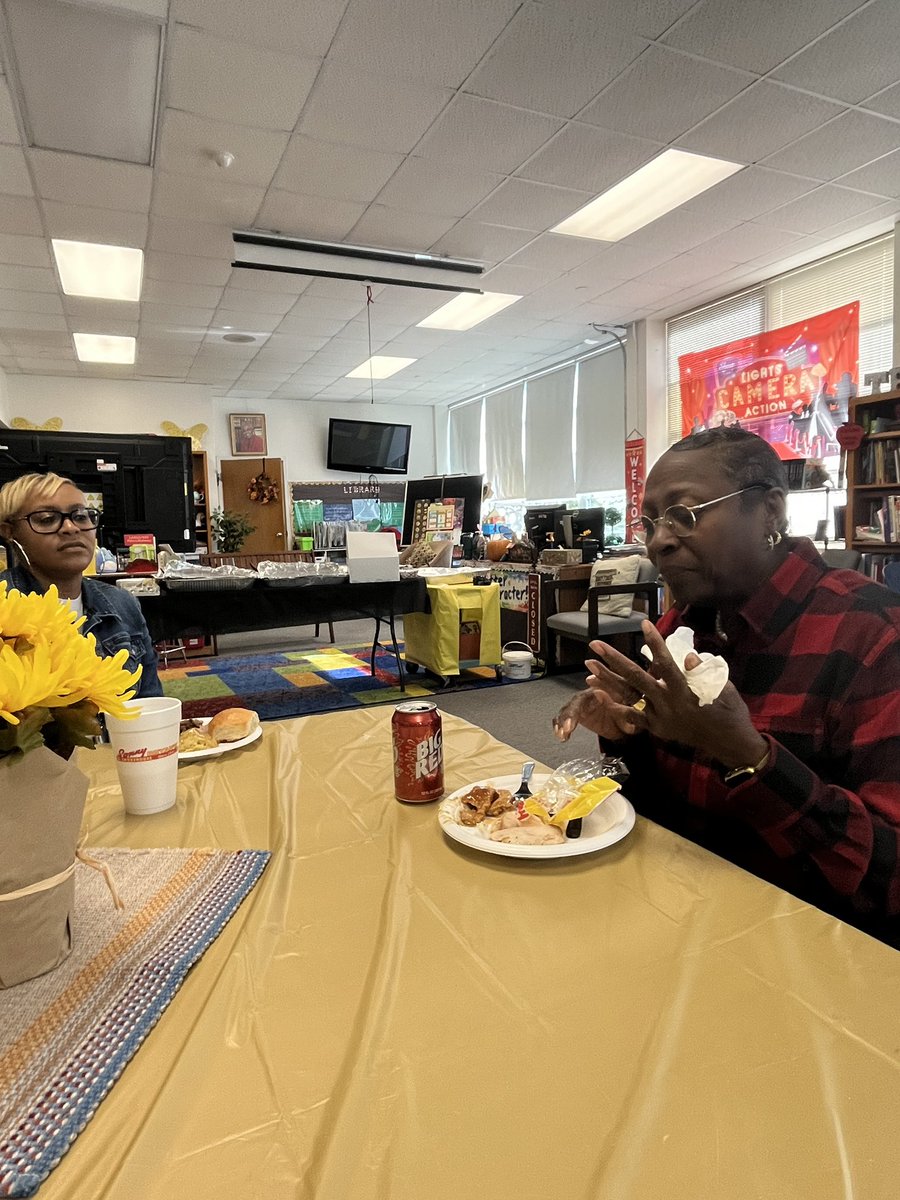 rutledge_mrs's tweet image. Teachers celebrate Thanksgiving in the library! Thank you supporting the library… @WBMillerVikings @DISD_Libraries @DHLibraryStax