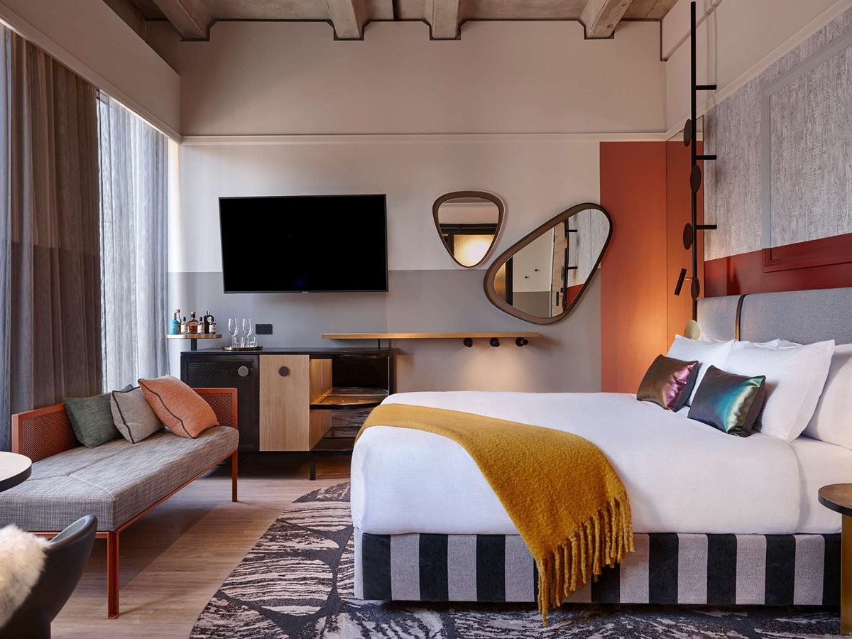 PlacesWithPalms's tweet photo. Step inside the dopamine-fueled design haven that’s QT Auckland. With bold interiors, waterfront views, and moorish dining. From the colorful suites to Esther’s wood-fired shared plates, this boutique hotel delivers style without the ego.
https://t.co/Ydchl4WLm5  Image: QT Hotels https://t.co/A7EkQf6LdM