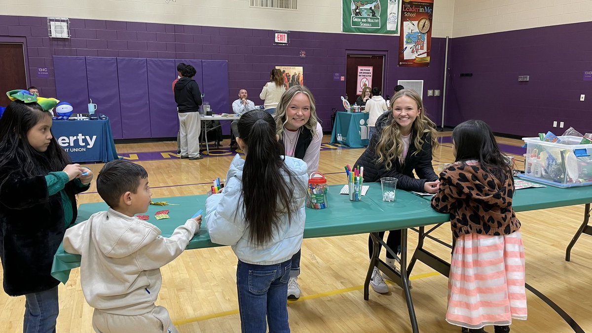 FLaramore's tweet photo. A huge thanks to our @SouthWarrenHS Spanish Honor Society members who volunteered to help at the city of Bowling Green Winter Fiesta. You are awesome 🤩! https://t.co/2cFFB0KYh1
