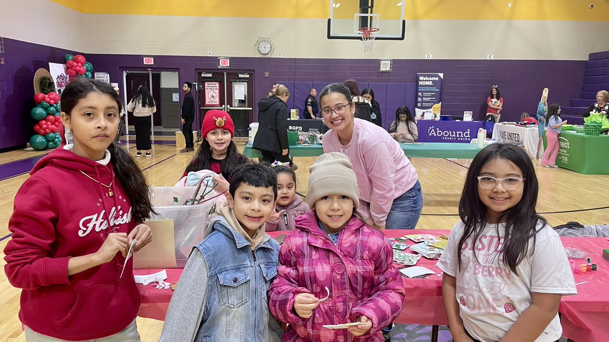 FLaramore's tweet photo. A huge thanks to our @SouthWarrenHS Spanish Honor Society members who volunteered to help at the city of Bowling Green Winter Fiesta. You are awesome 🤩! https://t.co/2cFFB0KYh1