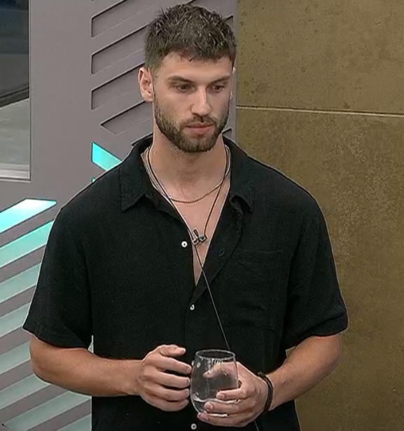 A muchos no los entiendo, querían que jugaran y este pibe juega e hizo terrible desparramo
En 4 días Santi armó más kilombo que todos los Bros
Evitó que nominen 4 mujeres
Nominó bien
Salva bien
Y sube a uno dejándolo como  error de casting
Querían juego y se quejan??
#GranHermano