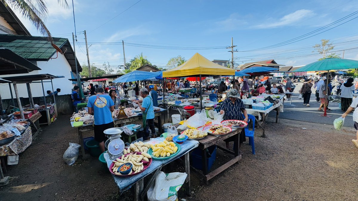 hatyai's tweet photo. ￼
￼
 หลาดนัดคดยาง ตลาดเก่าแก่เกิน 100 ปี แค่หาดใหญ่ "หิดเดียว"! 
￼
 หลาดอยู่ที่โค้งบ้านหาร ห่างจากบิ๊กซีคลองแห 5 โล
￼
 เช้า: วันอังคารและศุกร์ เวลา 06:00 - 10:00 น.
￼
 บ่าย: วันพฤหัสบดีและอาทิตย์ เวลา 15:00 - 19:00 น. https://t.co/f4ImAe8Uyp