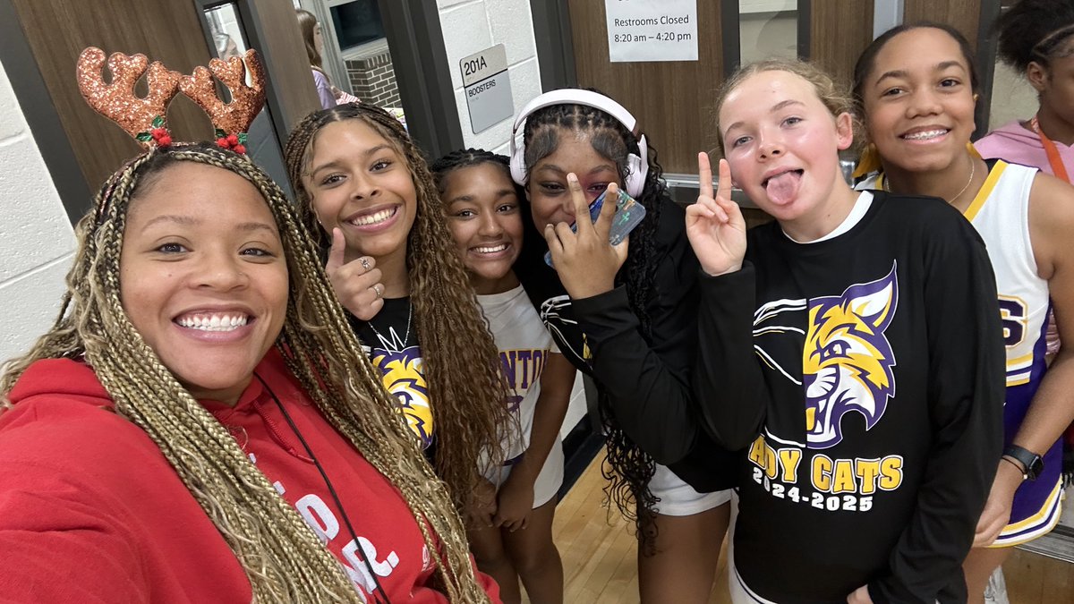 SierraJoseph15's tweet photo. Be the teacher that SHOW UP!!!
From our NJHS meeting to basketball to proudly cheer on my @AVID4College student-athletes. What a day! I just love these kiddos♥️ @RTMSThundercats @TCATS_Athletics @FortBendISD @FBISDAthletics #KnowyourIMPACT #BeThatTeacher https://t.co/feMPhY03wb