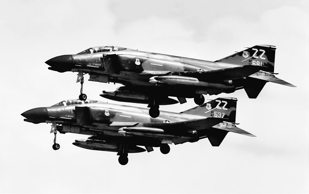 headdancer7's tweet image. #PhantomFriday 嘉手納基地
F-4D 12TFS 18TFW ZZyw 66-7681、
66-7537 August 1977。