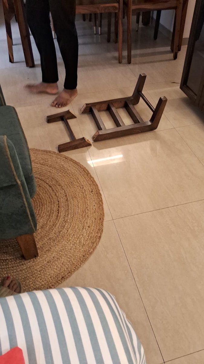 PUTTSSRI's tweet photo. @UrbanLadder 
I am repenting the decision to buy product from your store with zero service
@jagograhakjago they have delivered a broken product to my home and have not even called after creating multiple chases.
#fraud #scammers https://t.co/SYOhgCGXYZ