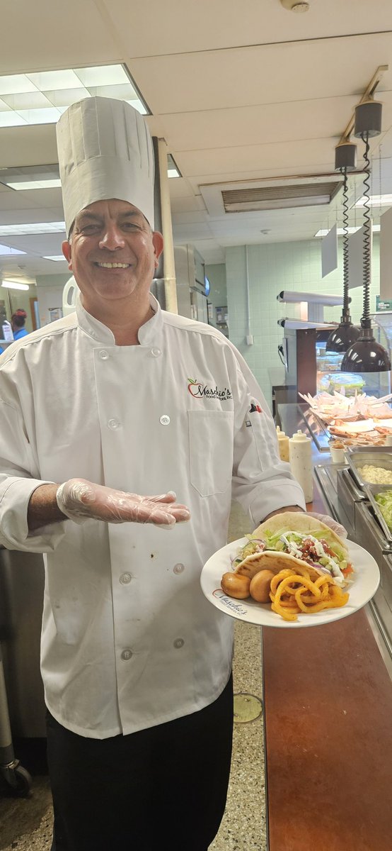 maschiofood's tweet photo. A warm #smile and a delicious #gyro = happy students🤗 Chef Ronnie is Greek goodness today! Choice of Beef, Chicken and #falafel Gyros, #wholegrain Loukoumades for dessert. #schoollunchrocks #studentlunch #schoolcafeteria #vegetarian #chef https://t.co/VQhGJkchvC