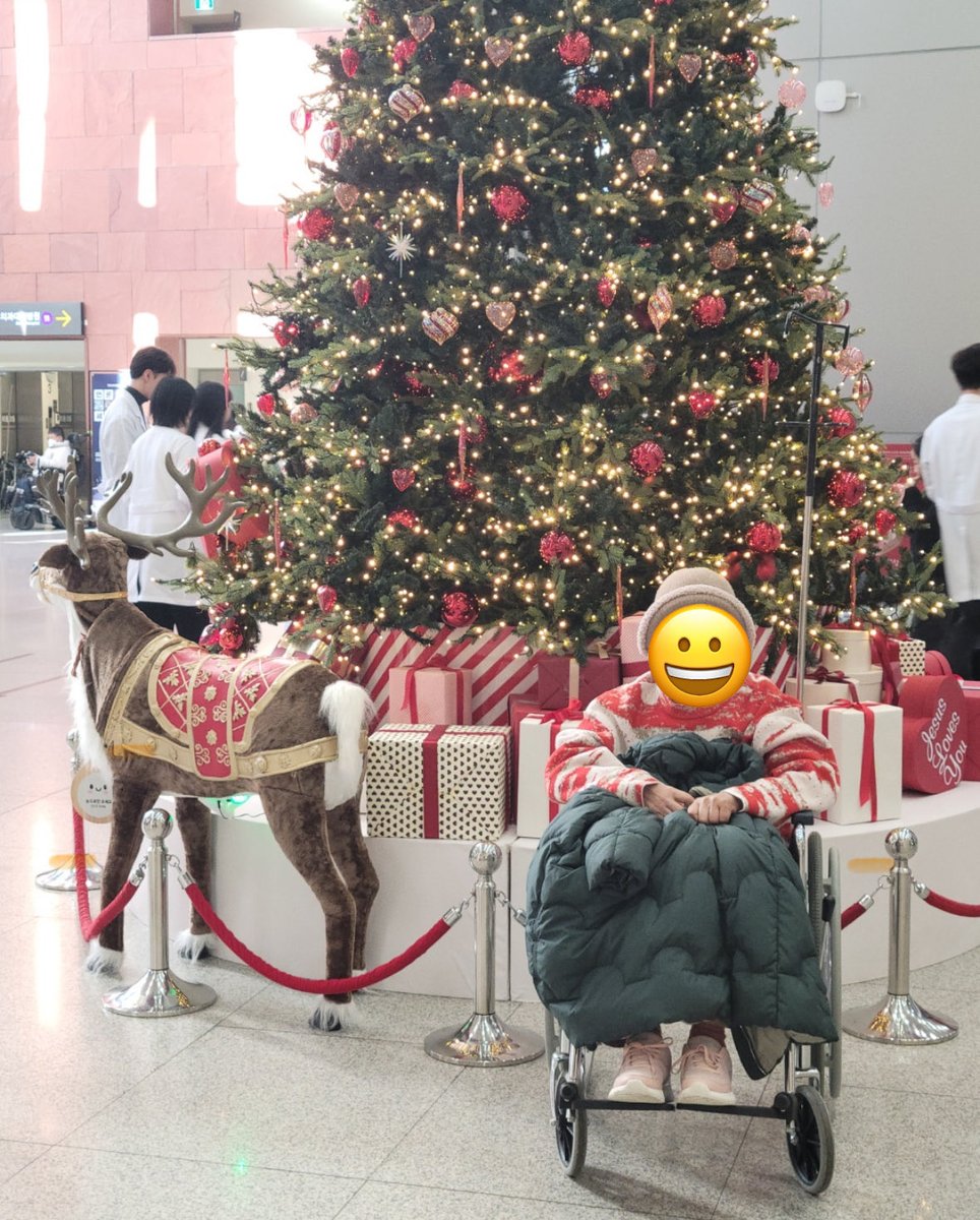 걱정해주시는 많은 분들께. 오늘은 컨디션이 좋으신지 조금이나마 트친 분들을 기억하시네요. 사진은 허락 받고 올려요 :)