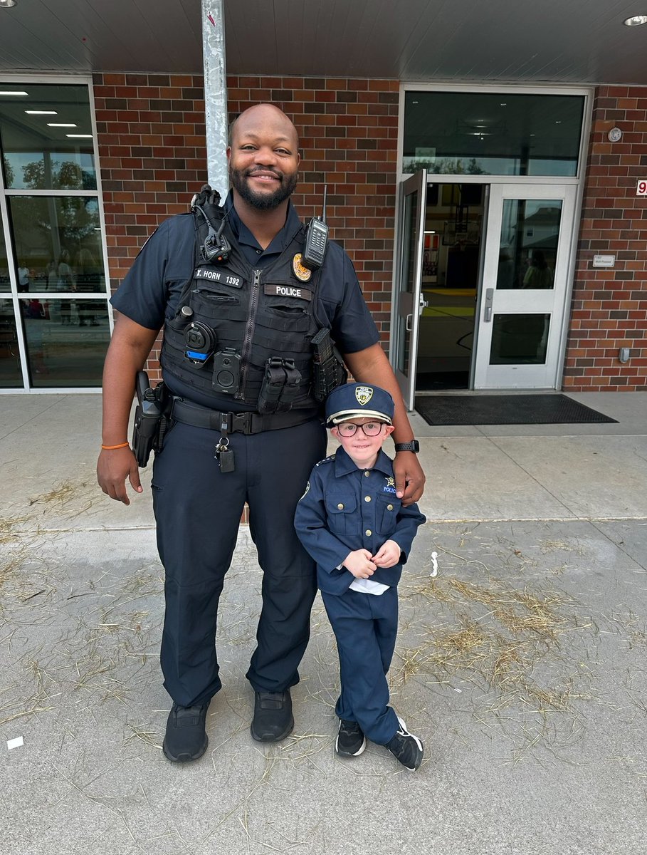 lambert_kellie's tweet photo. We love Officer Horn!  Here he is w/ one of our Ss on dress up day. He visits Tarvin often &amp; can usually be found in the dramatic play centers with our kindergartners! He’s incredibly supportive, connects w/ our kiddos, and helps out at every opportunity!  #1LISD #NTtrailblazers https://t.co/d8cK1MzZwu