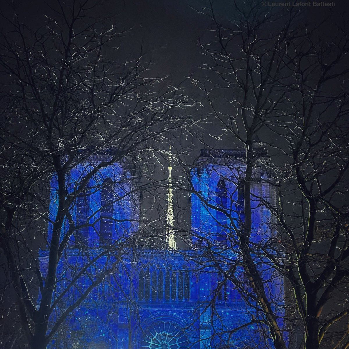 Rebâtir, bleuir, éblouir... ♥︎ LL
Photo © Laurent Lafont Battesti
#notredamedeparis #notredame #notredameparis <a href="/notredameparis/">Cathédrale Notre-Dame de Paris</a> <a href="/rebatirNDP/">Rebâtir Notre-Dame de Paris</a> #paris