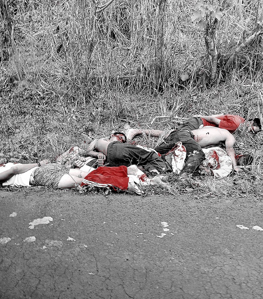 MoniVelasquezV's tweet photo. 🚨Ecuador vive sus días más oscuros, y no es por la falta de luz.👇🏽🕯️ Estos son algunos de los hechos más impactantes de las últimas semanas. Y esta, sin duda, una de las fotografías más descriptivas de nuestra nueva realidad. 
Nada es más oscuro que un país con miedo. 🧵 https://t.co/6Ggd6rty4e