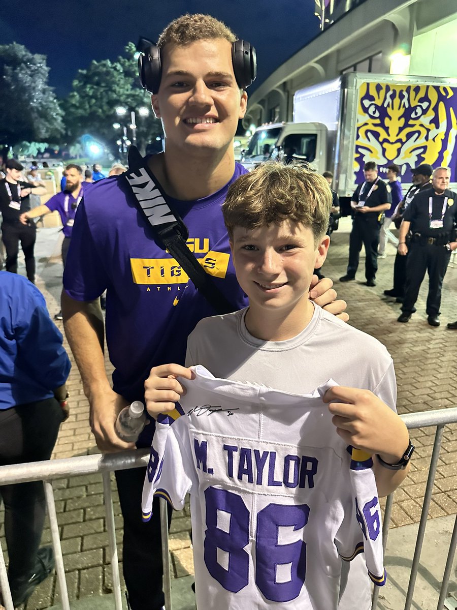 GeauxJonesGeaux's tweet photo. @MasonTaylor52 Thanks for the memories dude! Best of luck to you in the NFL! Geaux Tigers! https://t.co/fImhVupMmu
