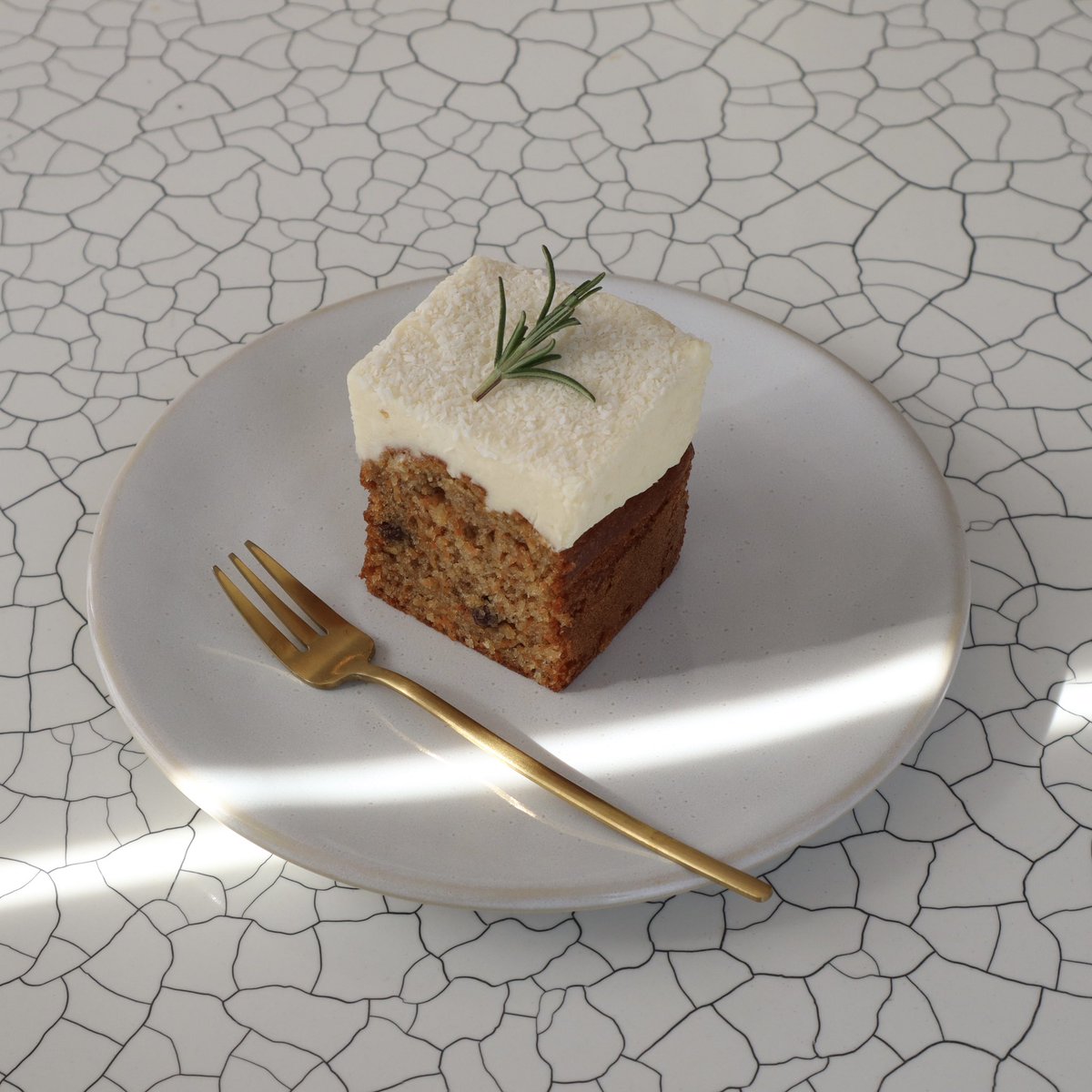 andC102's tweet photo. 米粉のキャロットケーキ
にんじんの優しい甘さにくるみやレーズン、スパイスをアクセントにしたグルテンフリーのキャロットケーキ。濃厚でクリーミーなチーズフロスティングには香ばしいココナッツを振りかけて。アールグレイジェラートとも相性が良く、組み合わせもおすすめです。 https://t.co/wKKLQn30dT