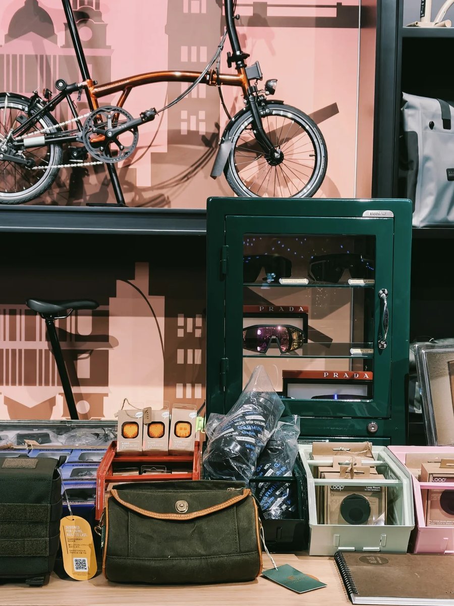 ChaseXu_'s tweet photo. Stepping into the world of Brompton—where retro charm meets modern engineering. 🚲 Couldn’t resist pairing this timeless vibe with the GT 7 Pro’s Film·NC filter for a picture-perfect moment. Who else loves blending the old and the new? 
#GT7Pro #NCFilter #RetroRevival https://t.co/zFbYDqkHgF
