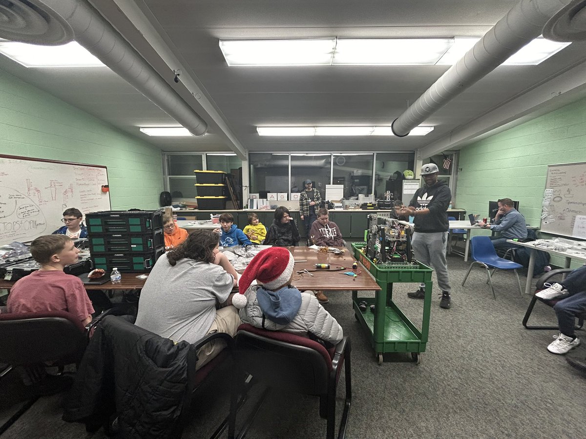 CyberOakview's tweet image. The CyberDragons had another special visitor today. We got to meet and talk with Pary Chahal! He discussed his job at General Dynamics and the work he has done for NASA. He was a great inspiration and the team is so excited he is joining us as a mentor ! #ftcrobotics #NASA