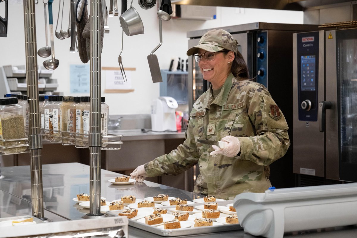 NationalGuardIN's tweet image. 🍂 The 181st Intelligence Wing’s Services Flight served up a Thanksgiving feast for Airmen at Hulman Field during drill weekend! 🦃 Grateful for the camaraderie and holiday spirit shared right here at home.  #181IW #Thanksgiving2024 #GuardFamily