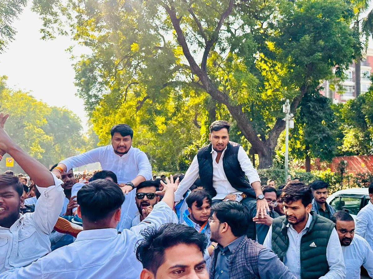 pradhangurjar__'s tweet photo. देश की राजधानी में राजस्थान का युवा नेता छात्रों के अधिकारों और न्याय की लड़ाई लड़ रहा है।

महावीर भाई आपके जज्बे को देखकर मन खुश है देश की राजनीति में आपके जैसे संघर्षशील छात्र नेता युवा नेता ही भविष्य के MLA बनते है।

आपको अग्रिम शुभकामनाएँ 🌺
मेहनत करते रहे। @Mahaveergurjar_ https://t.co/uy7L5IWH3v