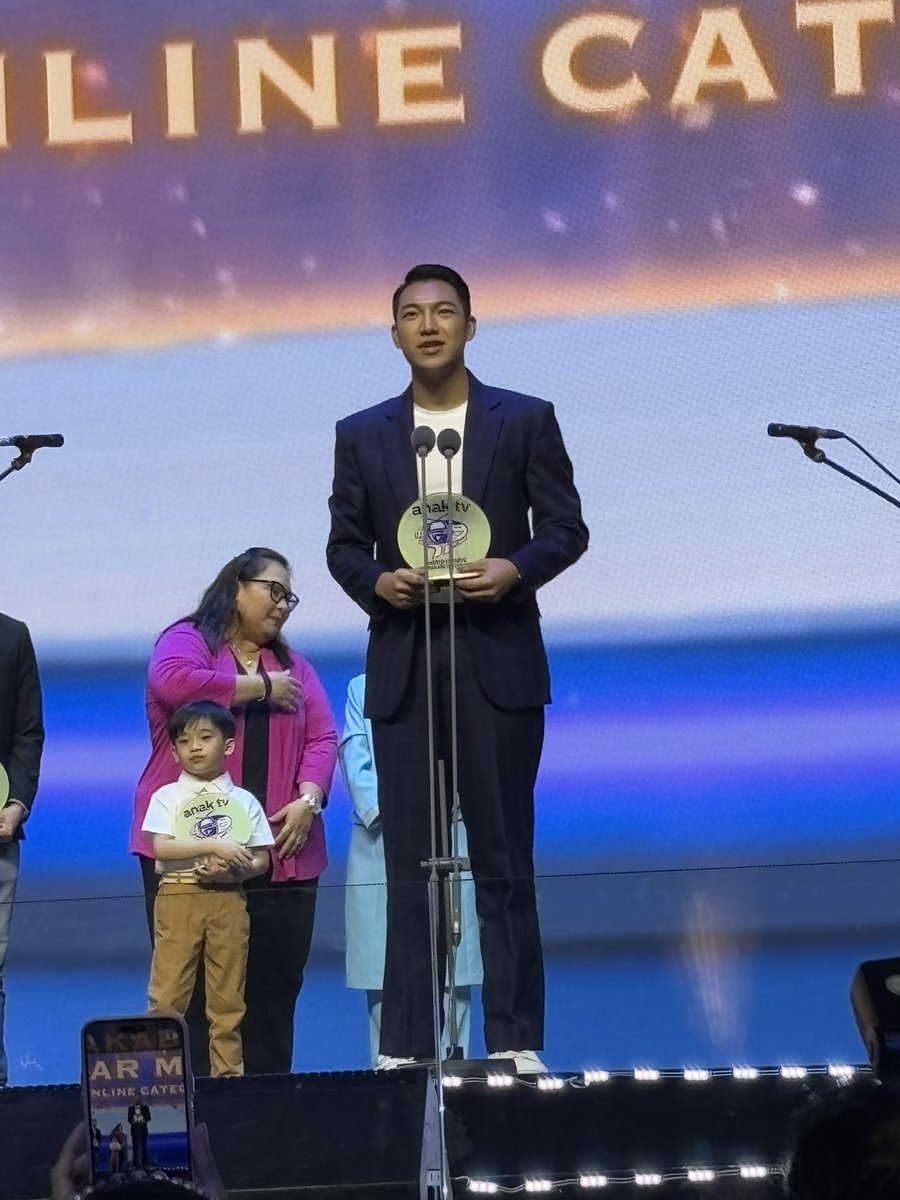 Kapamilya star #DarrenEspanto wins the Net Makabata Star award.

#AnakTVAwards2024