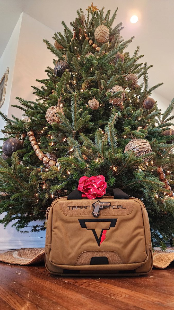 BlitzArmory's tweet photo. This looks great under the tree!!! #sandviper #tarantactical https://t.co/2FNy8szdpw