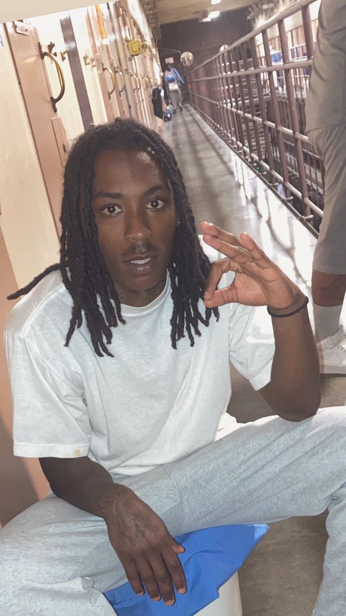 Lilmfdave's tweet photo. Throwin 🅱️💤 up while killas take my picture😷🏴‍☠️💲4️⃣🅱️💤 https://t.co/oIQRuUbD1b