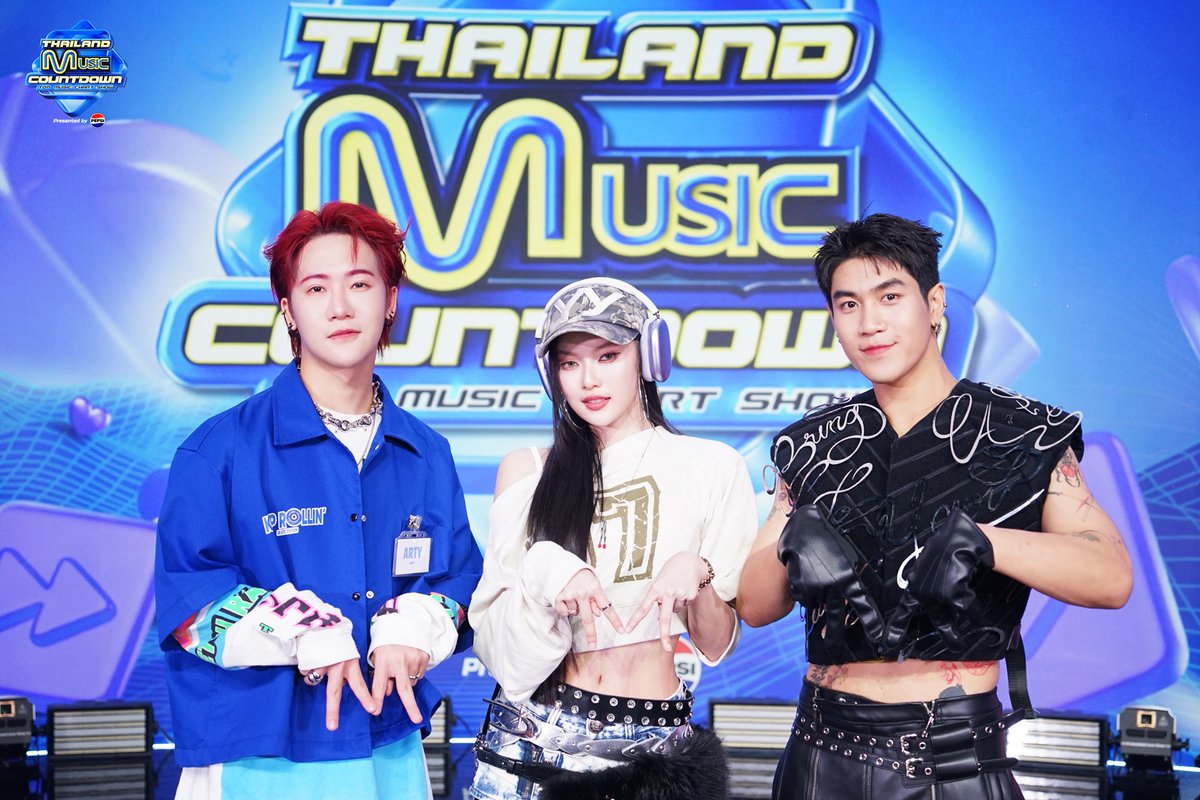 otpcnews's tweet photo. พลาดไม่ได้! เตรียมพบกับ ‘Gulf Kanawut’ ที่ TMC อาทิตย์นี้

#GulfKanawut #Mabelz_PiXXiE
#PAO_bamm #ARTY_bamm
#Patrickananda
#FrenchW #PURPEECH
#ThailandMusicCountdown
#TMCcountdown

เตรียมตัวให้พร้อม! และกรี๊ดให้สุดเสียง เพราะอาทิตย์นี้ Thailand Music Countdown มีเซอร์ไพรส์สุดพิเศษที่จะทำให้แฟน ๆ หัวใจพองโต พบกับศิลปินหนุ่มสุดฮอต ‘Gulf Kanawut’ ที่มาพร้อมกับซิงเกิ้ลสุดน่ารัก เตรียมสร้างโมเมนต์สุด��ินให้แฟน ๆ ได้ฟินจิกหมอนไปตาม ๆ กัน

นอกจากศิลปินหนุ่มสุดฮอตแล้ว เตรียมพบกับทัพศิลปินประจำสัปดาห์ ที่มาพร้อมกับโชว์สุดเอ็กซ์คลูซีฟ นำโดย ‘Mabelz PiXXiE’ ‘PAO bamm’ และ ‘ARTY bamm’ แท็กทีมกันมาโชว์เมดเลย์เพลงแบบจัดเต็ม, ‘Patrickananda’ ศิลปินมากความสามารถที่มีสไตล์ดนตรีเป็นเอกลักษณ์เฉพาะตัว, ‘FrenchW’ เจ้าของเพลงอกหักสุดกินใจ ปิดท้ายด้วย ‘PURPEECH’ วงดนตรีอินดี้-ป๊อป สุดโด่งดัง

สามารถติดตามชมร���ยการ Thailand Music Countdown Presented by PEPSI ออกอากาศทุกวันอาทิตย์ เวลา 17:30 - 18:20 น. ทางช่อง 3 และสามารถรับชมคลิปการแสดงทางออนไลน์ผ่านช่องทางโซเชียลมีเดียของรายการ โดยจะได้พบกับ���อ็กซ์คลูซีฟคอนเทนต์ต่าง ๆ มากมายที่มีเฉพาะช่องทางออนไลน์เท่านั้น สามารถรับชมทางออนไลน์และติดตามข่าวสารความเคลื่อนไหวของรายการ Thailand Music Countdown Presented by PEPSI ได้ที่ : Youtube : Thailand Music Countdown, TikTok :  tmccountdown, Facebook : Thailand Music Countdown, Instagram : tmccountdown และ X : @TMCcountdown