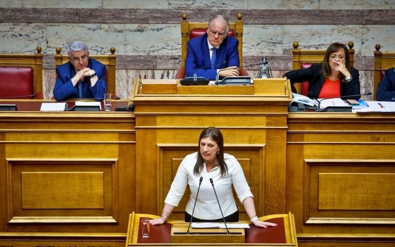 angie22gr's tweet image. Ένα από τα πιο γελοία πρόσωπα που έχει μπει στη Βουλή. Υπάρχουν κι άλλα πολλά αλλά αυτή έχει αγγίξει την τελειότητα.
Πιο γελοία κι από τους αλήστου μνήμης Καραϊσκάκη και Καιάδα.