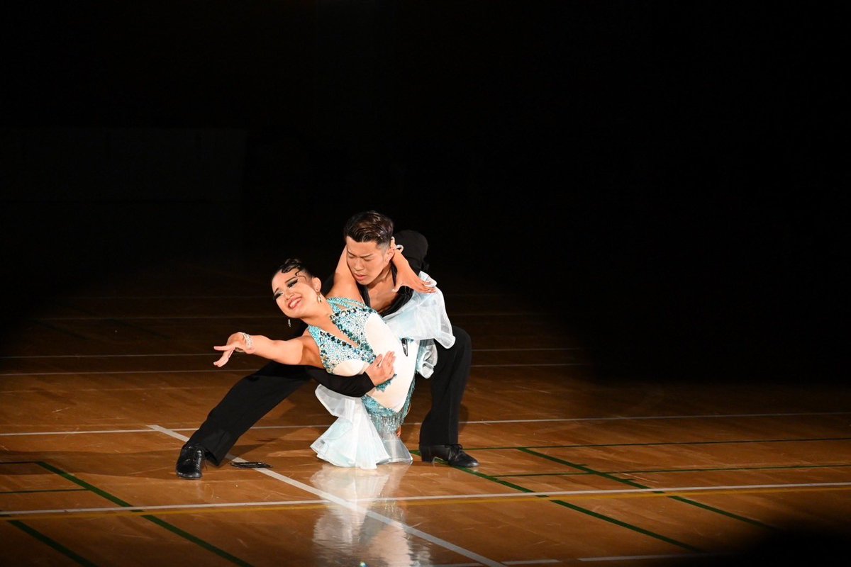 HBDCkyoubu's tweet photo. 【冬全選手紹介】
812別府・佐藤組R

ダンスに色気がだだ漏れです🫣青髪が似合うダンディーイケメンなべっぷさん✨

クール系美女の鎧を被っているが、実はシュークリームをとことん愛する乙女🧚🏻‍♀️まみさん❤️‍🔥

芸術的「美」が追求されたRumbaに釘付けになること間違いなしです🙈💫

文責：すいかくん https://t.co/acMo1CzsvW