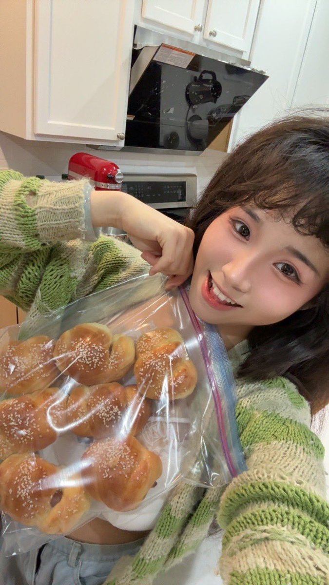 toxickbunny's tweet image. STARE AT MY BUNS + starting my homemade dumpling making stream so come join in and learn! I’ll also teach yall fried rice 

i made way too many sausage buns last night so i gave away some already but probs will drop some more off to local friends tmr 🥹

come chat while i cook!