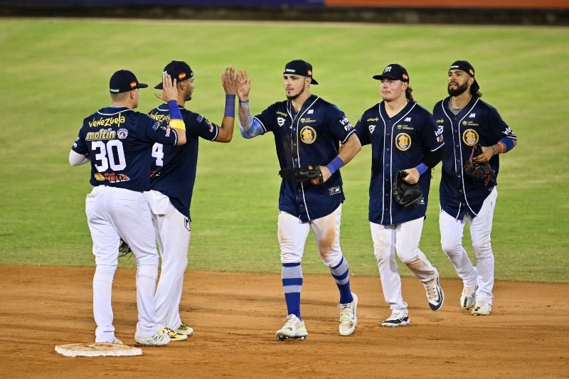 Magallanes_News's tweet image. ¡¡REMONTADAAAAA HISTORICA!🔥🔥🔥🔥

LOS NAVEGANTES DEL MAGALLANES DERROTAN A LOS LEONES DEL CARACAS 8 CARRERAS POR 6 CON UNA ÉPICA REMONTADA EN EL 8VO INNING CON UN RALLY DE 8 ANOTACIONES 🥵🥵🥵🥵🥵🥵🥵🥵🥵

SERIE A FAVOR DE LOS TURCOS 4-3.