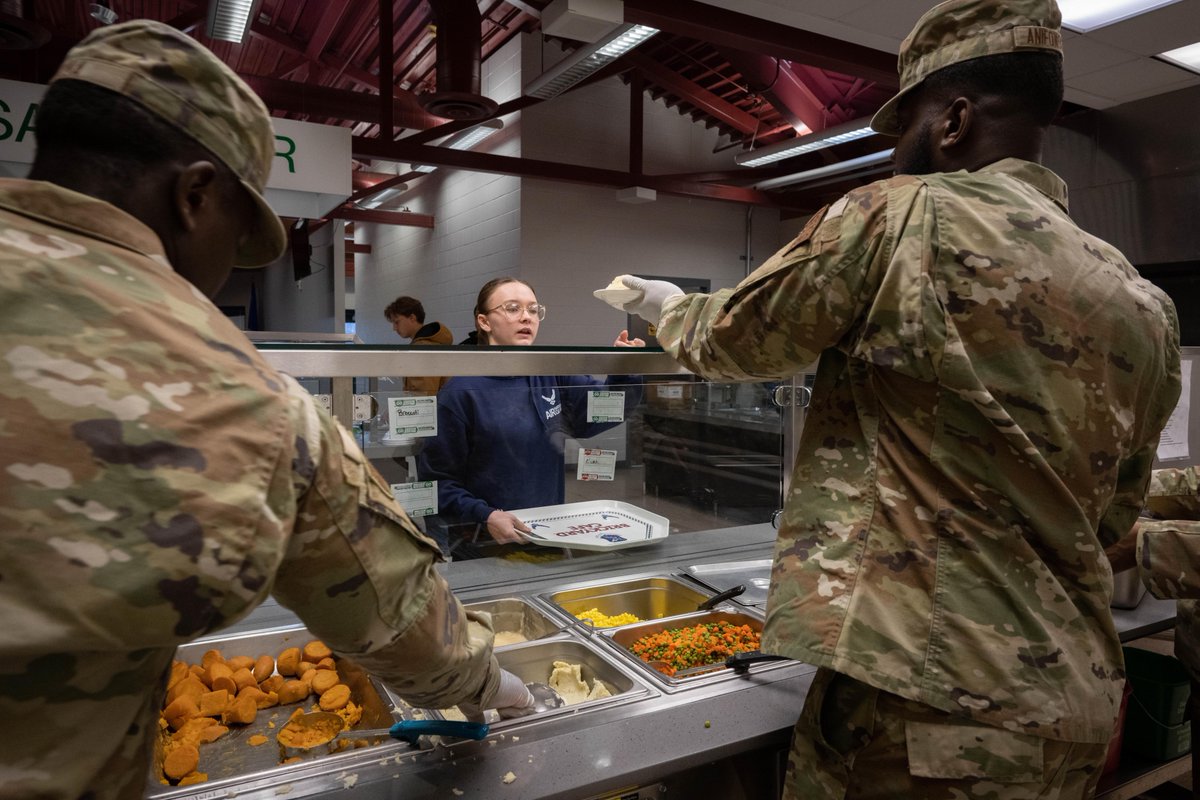 NationalGuardIN's tweet image. 🍂 The 181st Intelligence Wing’s Services Flight served up a Thanksgiving feast for Airmen at Hulman Field during drill weekend! 🦃 Grateful for the camaraderie and holiday spirit shared right here at home.  #181IW #Thanksgiving2024 #GuardFamily
