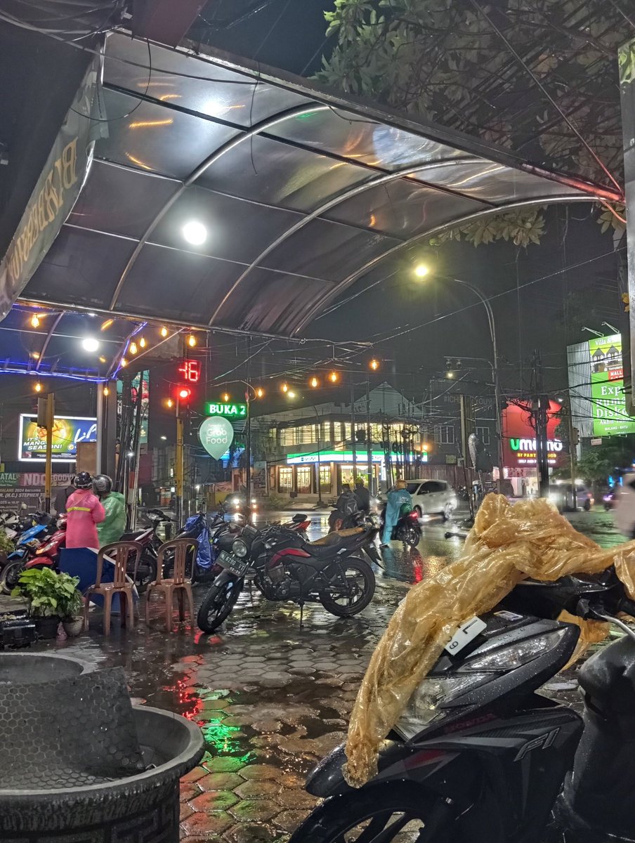 ippul22's tweet photo. Lupa nge post. Semalem ada kejadian yg bikin aku syok. Saat aku duduk² sante sendiri tiba² ada cowok ngliatin aku lama banget kayak klik gitu hhhh. Sayangnya gak langsung gua mintain nomer 🤣 https://t.co/tOpiiTM8yh