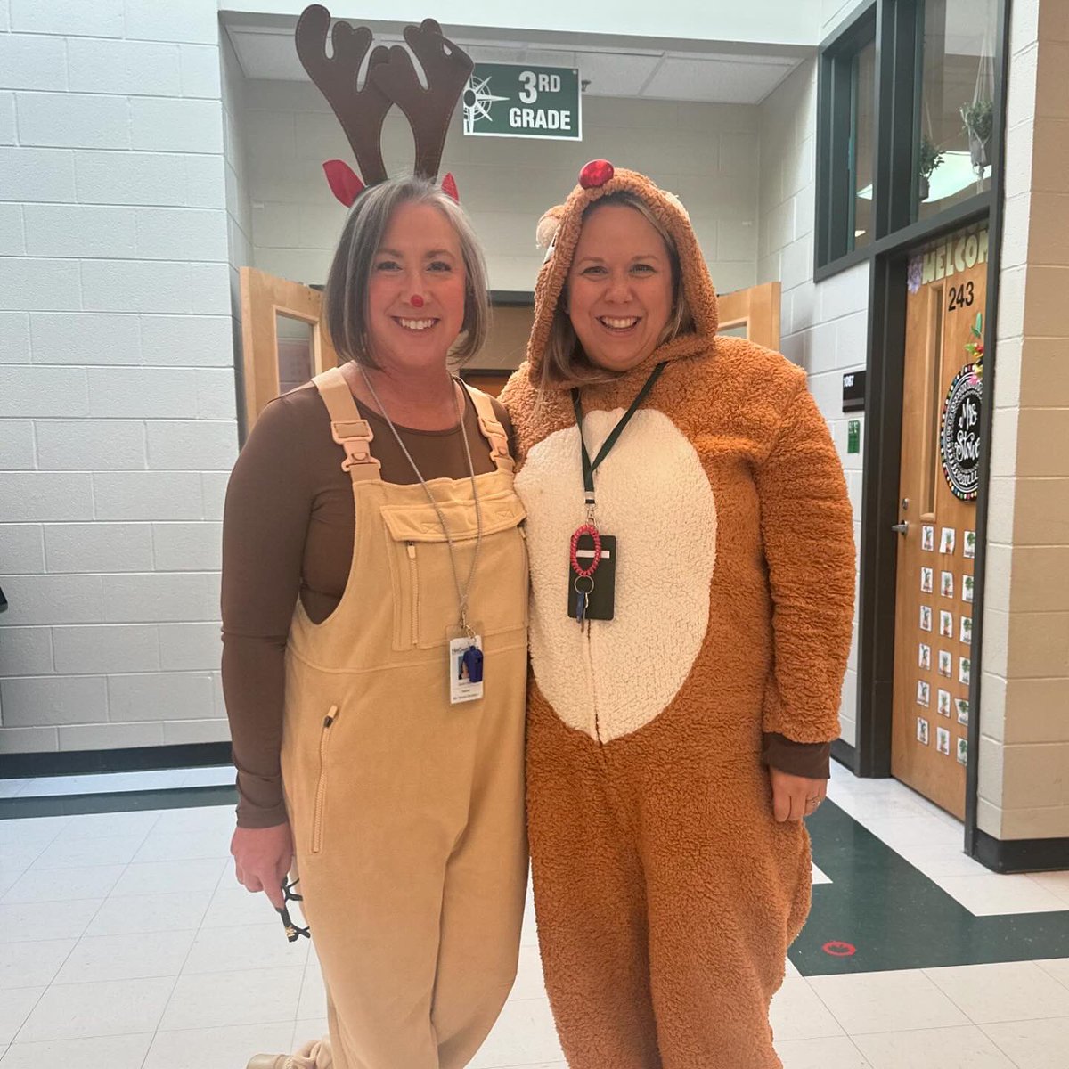 MrsKSmith_MVES's tweet photo. Day 1 of 12 Days of Christmas staff dress up days! Santas, Elves, and Reindeerβ¦Oh my! π
π»ππ€Άπ» #decemberfun @MVESGainesville @DanaCrocker11 @mrsnixcounsels @5thgradeb123 https://t.co/nyweZc7LEz