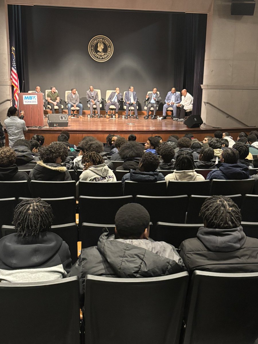 MrTouba's tweet photo. Powerful! The @YonkersMBK Future career series was a success. Students from @Saunders_HS MBK along with other high school students were able to network with accomplished men of color from various fields of endeavor. @SaundersPTSA @YonkersSchools https://t.co/9BLevQeh7a