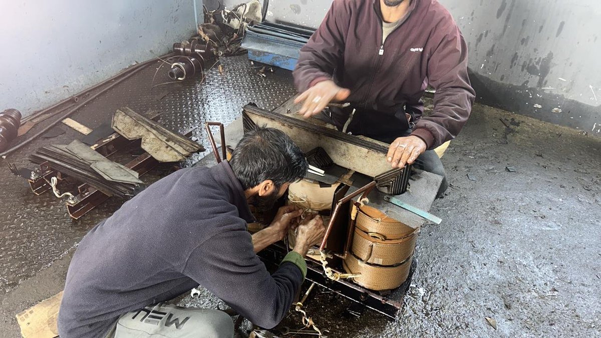 kpdcloffice's tweet photo. #KPDCL requests esteemed consumers to make the job of technical staff easy in Divisional Workshops by protecting DTs &amp; not subjecting these to unsanctioned load. 🙏 
📍Budgam. 
@diprjk @OfficeOfLGJandK @nasirsogami @DullooAtal @GreaterKashmir @RisingKashmir @kashmirobserver https://t.co/lUohxoER6R
