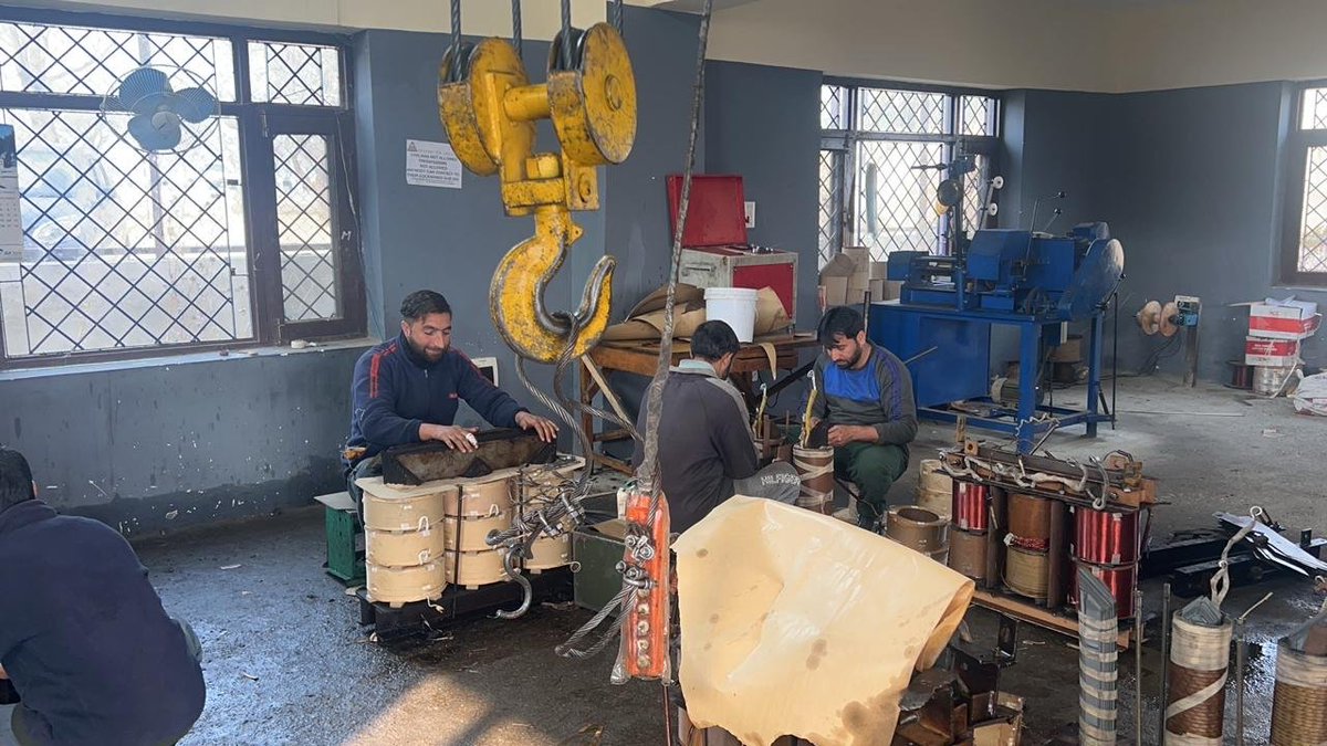 kpdcloffice's tweet photo. #KPDCL requests esteemed consumers to make the job of technical staff easy in Divisional Workshops by protecting DTs &amp; not subjecting these to unsanctioned load. 🙏 
📍Budgam. 
@diprjk @OfficeOfLGJandK @nasirsogami @DullooAtal @GreaterKashmir @RisingKashmir @kashmirobserver https://t.co/lUohxoER6R