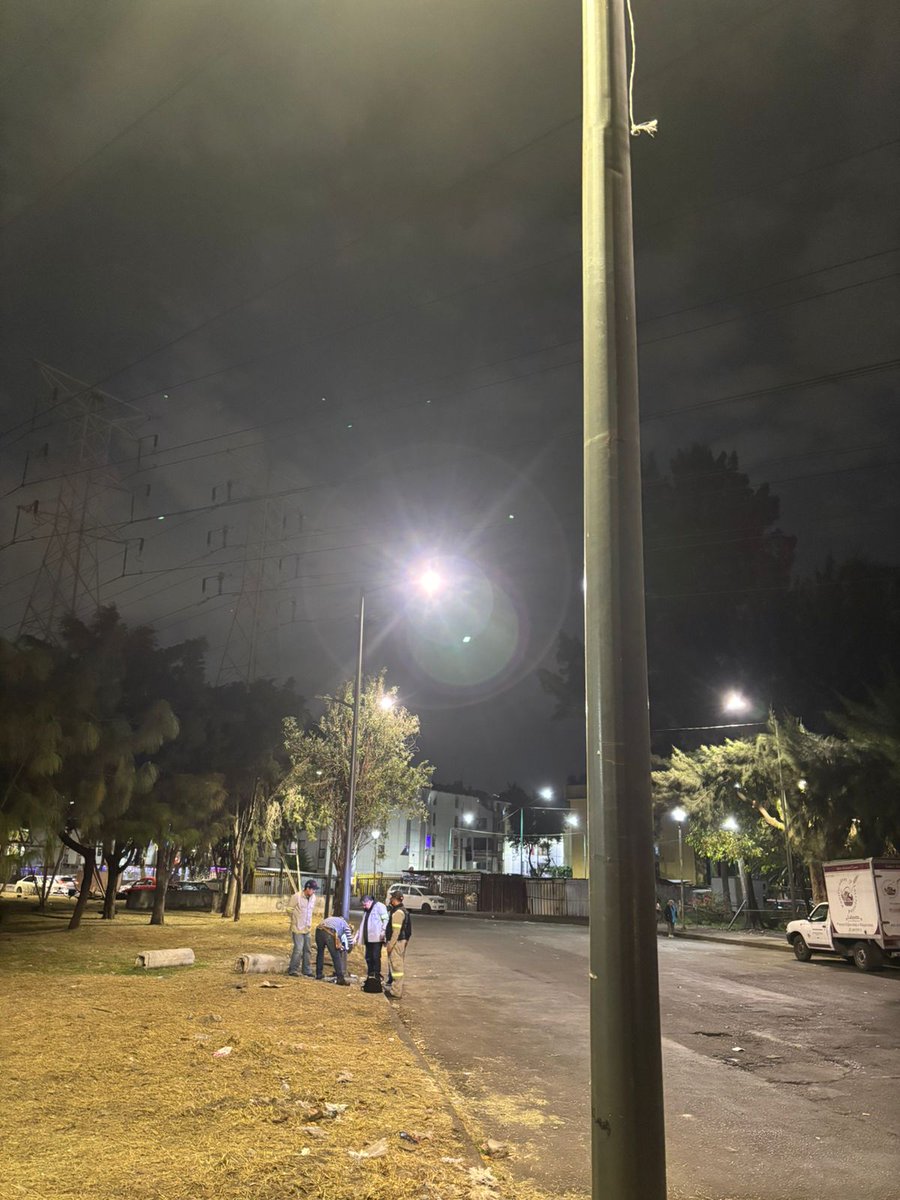 Acudimos por séptima ocasión a reparar las luminarias en calle Girasoles, Col. Infonavit Iztacalco, que de manera extraña se han fundido.

Les compartimos el antes y después de los trabajos que realizaron cuadrillas de Servicios Urbanos de #LaAlcaldíaDelPueblo